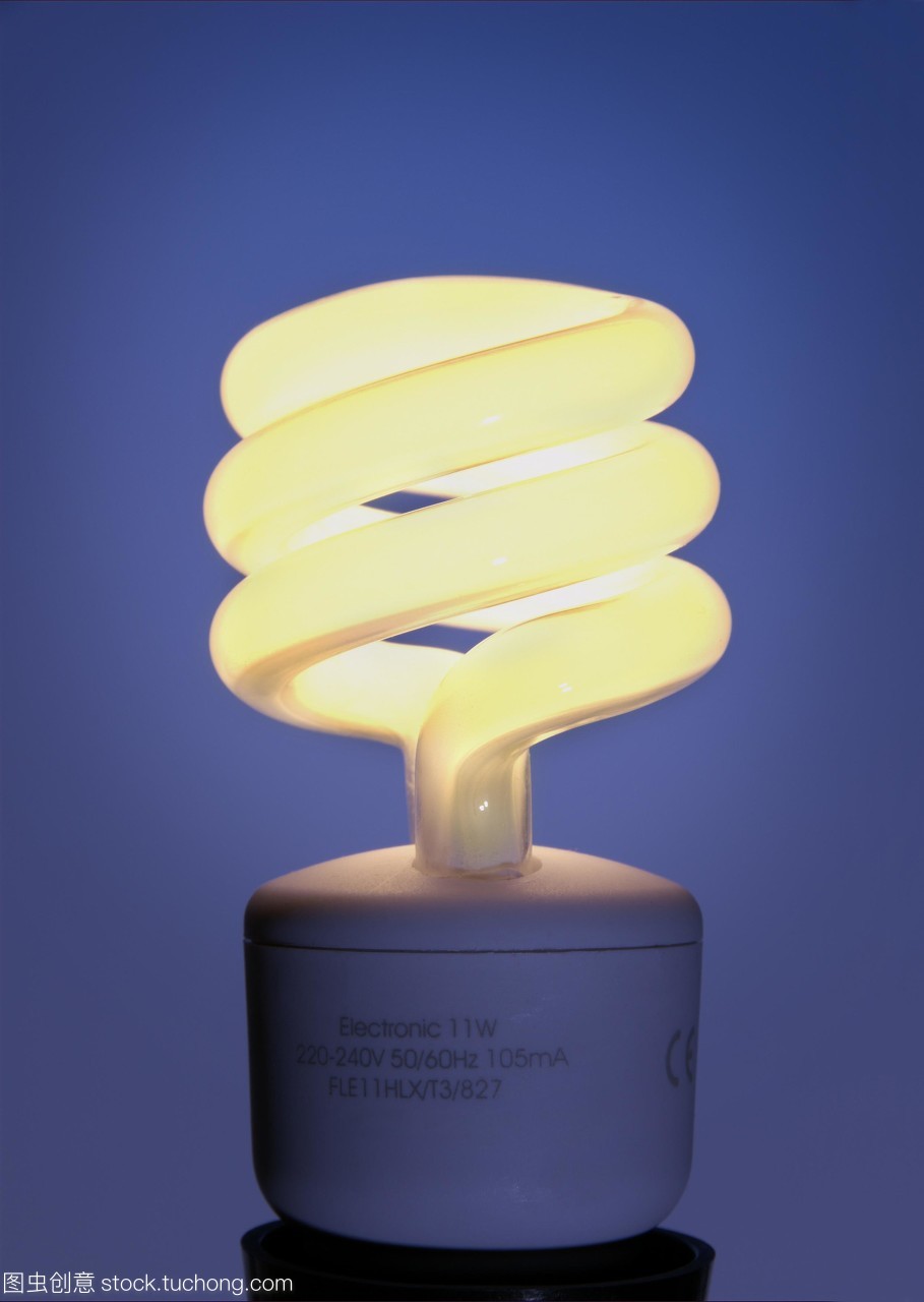 節(jié)能燈泡。這種緊湊型熒光燈泡由含有惰性氣體和汞蒸氣的含磷玻璃管組成。當(dāng)電流通過管道時(shí),汞氣體會(huì)被激發(fā),并導(dǎo)致磷發(fā)光。普通的燈絲白熾燈只有10%的能量是光,其余的是熱量。緊湊型熒光燈比燈絲產(chǎn)生的熱量要少得多,因此更多的電能轉(zhuǎn)化為光,提高了效率。